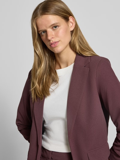 Frauenmodel trägt Regular Fit Longblazer mit 3/4-Arm Modell 'KALINA' von ONLY in dunklem Violett, glatte Textur, Nahaufnahme Oberkörper, Damen Longblazer von ONLY