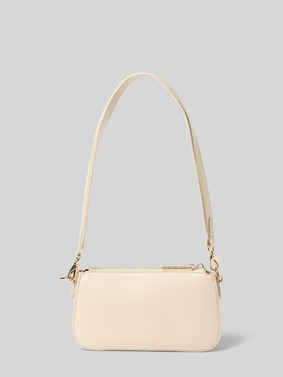 Produktfoto, cremefarbene Handtasche mit Label-Detail Modell 'ENNIS' von VALENTINO BAGS mit Reißverschluss, Schultergurt, Karabinerverschluss, Hauptfach, Reißverschlussfach innen, Maße 21 cm Breite, 12 cm Länge, 4 cm Tiefe, Schulterriemen 118 cm