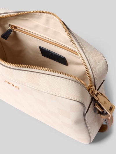 Produktfoto, cremefarbene Handtasche mit Label-Applikation Modell 'cloe' von JOOP! mit Hauptfach, Reißverschluss und Schulterriemen, Struktur Oberfläche, Größe 22x16x6 cm, Länge Schulterriemen 138 cm.