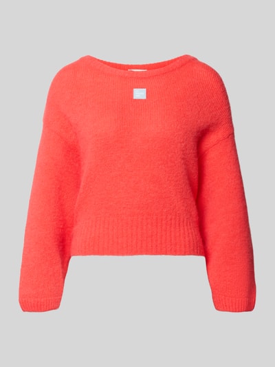 Produktfoto, Relaxed Fit Pullover mit Alpaka-Anteil Modell 'East' von American Vintage in leuchtendem Rot, Strick-Optik, Statement-Detail, U-Boot-Ausschnitt, elastische Abschlüsse, Elastischer-Material-Mix, Rückenlänge bei Größe S 42 cm, Ärmellänge 42 cm.