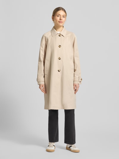 Frauenmodel trägt Mantel mit Ärmelriegeln von Fuchs Schmitt in Beige mit Umlegekragen, Knopfleiste, Eingrifftaschen, Regular-Fit, Rückenlänge 100 cm, Schulterbreite 39 cm, Brustweite 44 cm, Ärmellänge 42 cm, Ganzkörperansicht von vorne.
