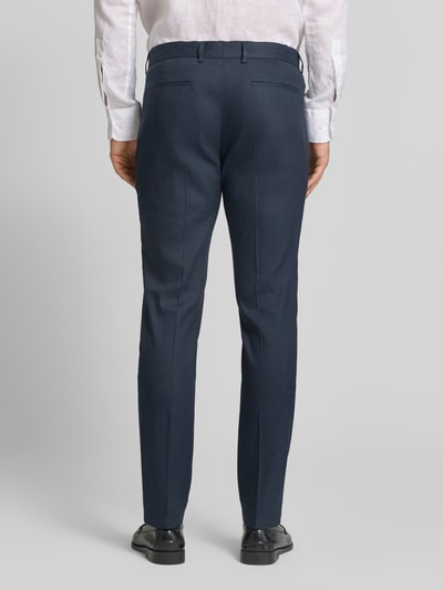 Männermodel trägt Regular Fit Anzughose aus Leinen-Mix von s.Oliver BLACK LABEL in Dunkelblau, glatte Textur, Rückansicht Ganzkörperansicht.