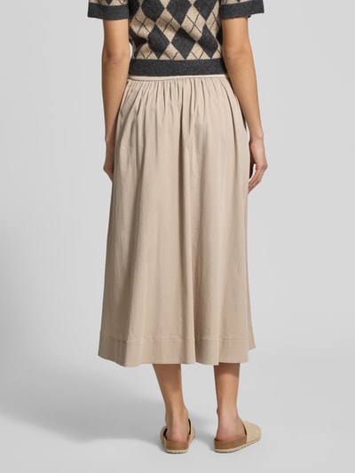 Frauenmodel trägt Midirock mit elastischem Bund Modell 'SNOS' von Milano Italy in Beige, A-Linie, Baumwoll-Mix, Ganzkörperansicht Rückansicht.