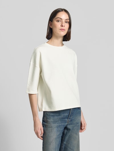 Frauenmodel trägt Oversized T-Shirt mit Rundhalsausschnitt Modell 'Ucherry' von Someday in Weiß aus Baumwoll-Mix mit Stretch-Anteil, Ganzkörperansicht von vorne.
