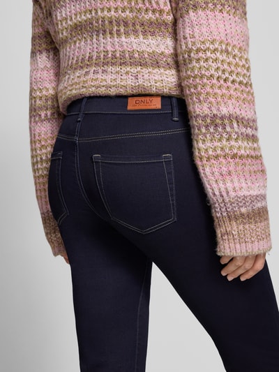 Vrouwenmodel draagt Regular Waist Bootcut-Jeans mit Retro-Flare van ONLY, denim, look: effen, 5-pocketmodel, wassing: dark wash, knoop- en ritssluiting, flared model, detailopname rugaanzicht