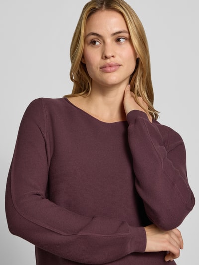 Frauenmodel trägt Pullover aus reiner Baumwolle in Strick-Optik von Christian Berg Woman in Dunkellila, körpernahe Passform, Nahaufnahme Oberkörper.