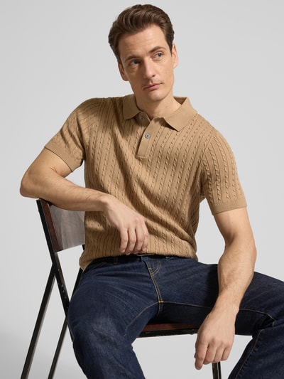Männermodel trägt Slim Fit Poloshirt in Strick-Optik von Christian Berg Men in Beige, reine Baumwolle, Polokragen, Nahaufnahme Oberkörper.