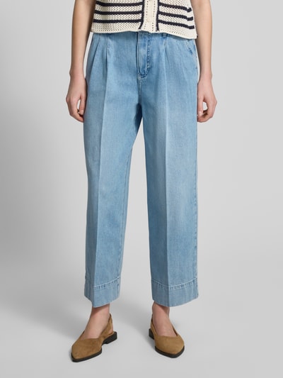 Vrouwenmodel draagt Wide Leg Jeans met Eingrifftaschen van Oui, lichtblauw, puur katoen, used-look, met vouw, steekzakken, detailopname vooraan.