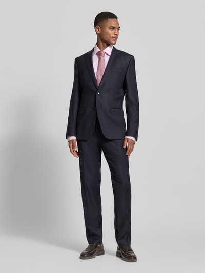 Männermodel trägt Regular Fit Freizeithemd aus Baumwoll-Mix Modell 'H-JOE-K-C1-261' von BOSS mit Optik:Allover-Muster, Ganzkörperansicht von vorne.