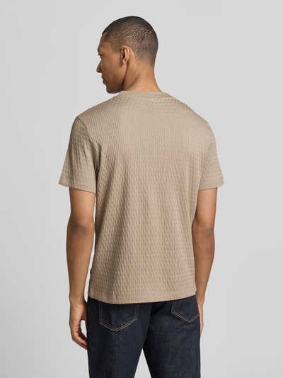 Männermodel trägt T-Shirt mit Strukturmuster Modell 'Raulos' von JOOP! Collection aus Reiner Baumwolle, Modern Fit, Rückansicht.