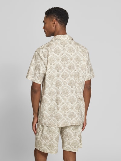 Männermodel trägt Regular Fit Freizeithemd mit Reverskragen von bugatti, beige-gemustert, reine Baumwolle, Ganzkörperansicht Rückansicht.