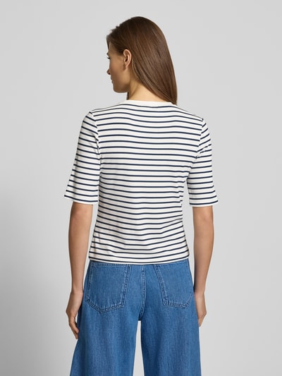 Frauenmodel trägt Geripptes T-Shirt mit Streifenmuster - curated by Tinvcb von SIC, weiß-blau, Regular Fit, Viskose-Elasthan, Ganzkörperansicht Rückansicht