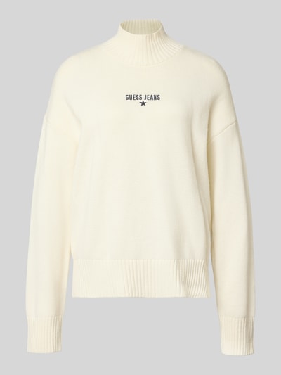 Productfoto, Oversized Strickpullover van GUESS Jeans, gebroken wit, ribgebreide afwerking, geborduurd label, opstaande kraag, geribde boorden, zachte textuur, dames strickpullover, maat S ruglengte 60 cm, mouwlengte 52 cm.