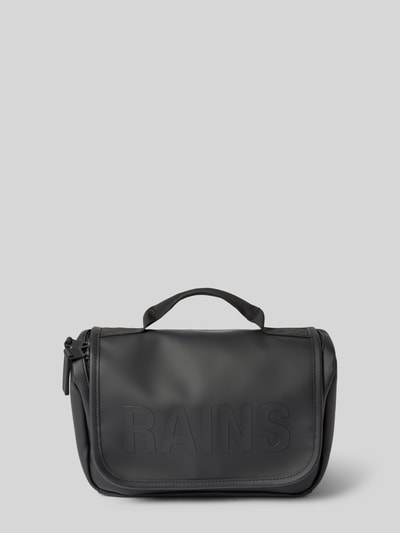 Produktfoto, Kulturtasche mit Label-Print Modell 'Texel Wash' von Rains in Schwarz, glatte Textur, Hauptfach mit Rundum-Reißverschluss, Steckfächer und Mesh-Fächer innen, Maße 26x18x12 cm, kurzer Schulterriemen