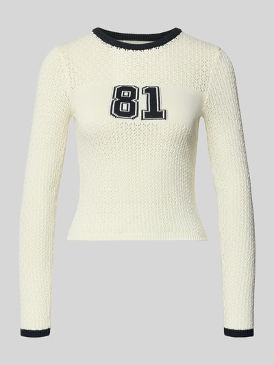 Produktfoto, Slim Fit Pullover in Strick-Optik von Guess Jeans in Creme mit schwarzem Rundhalsausschnitt, semitransparent, Baumwoll-Mix, Zahl 81 auf der Brust.