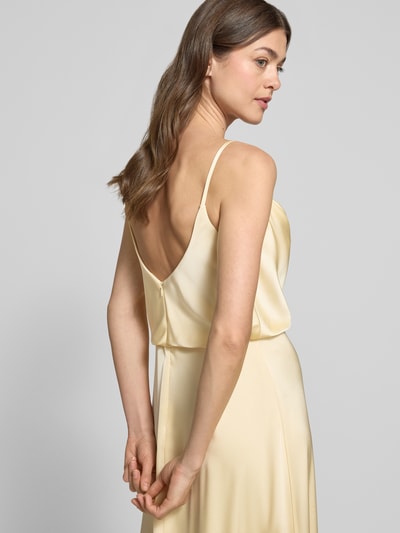 Frauenmodel trägt Abendkleid aus Satin mit Spaghettiträgern von Hey Kyla in Creme, glatte Textur, taillierte Passform, Ganzkörperansicht Rückansicht.