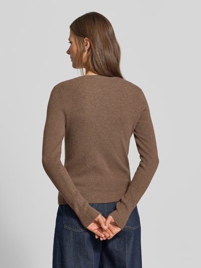 Frauenmodel trägt Longlseeve in Strick-Optik von MYON in Braun, körpernah, Rippstruktur, Rückansicht, Rückenlänge 55 cm, Ärmellänge 64 cm.