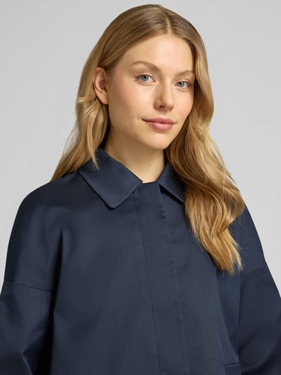 Kobieta modelka nosi Relaxed Fit Blazer mit Umlegekragen od Windsor, elastyczna mieszanka materiałów, kieszenie z wypustkami, kolor granatowy, Nahaufnahme górnej części ciała.