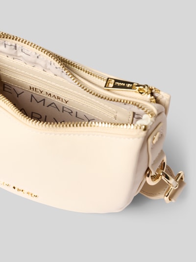 Produktfoto, Shoulder Bag mit Logo-Detail Modell 'Sporty Sister' von Hey Marly in Beige, Hauptfach mit Reißverschluss, abnehmbarer Schulterriemen, Breite 20 cm, Länge 15 cm, Tiefe 8 cm, Riemenlänge 107 cm, glatte Oberfläche mit goldfarbenen Details