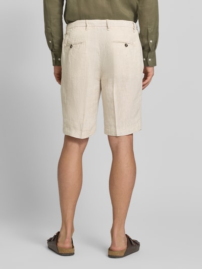 Mężczyzna nosi Shorts aus Leinen mit Eingrifftaschen von MARKUP w kolorze jasnobeżowym, krój straight fit, widok całej sylwetki z tyłu, czysta lniana tekstura, francuskie kieszenie, kieszenie z guzikiem z tyłu, szerokość w rozmiarze 50: 22 cm, długość nogawki od kroku w rozmiarze 50: 34 cm, zapięcie na guzik i zamek.