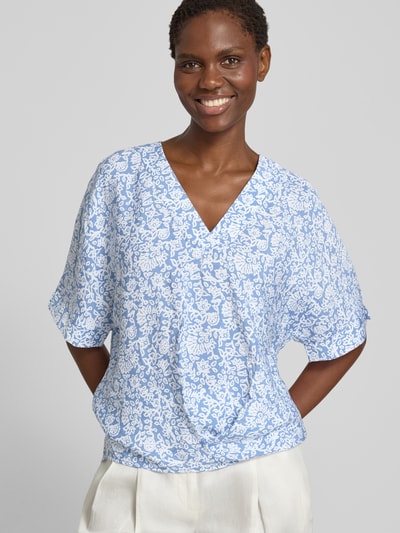 Frauenmodel trägt Regular Fit Bluse mit V-Ausschnitt und 1/2-Arm von Christian Berg Woman im Allover-Look, Ganzkörperansicht von vorne.