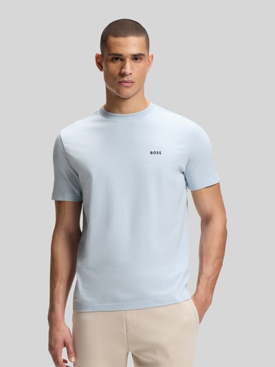Männermodel trägt Regular Fit T-Shirt aus Baumwoll-Mix Modell 'TEE' von BOSS Green, Optik: Unifarben, Label-Print, Ganzkörperansicht von vorne.
