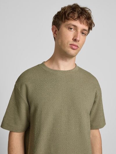 Männermodel trägt Relaxed Fit T-Shirt aus Baumwoll-Mix in Bouclé-Optik von Marc O'Polo Denim, Optik: Unifarben, Nahaufnahme Oberkörper.