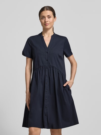 Modelka kobieca nosi Knielanges Kleid mit V-Ausschnitt und Knopfleiste von ROBE LÉGÈRE, mieszanka bawełny z dodatkiem streczu, linia a, długość do kolan, dekolt w serek, listwa guzikowa, długość tyłu w rozmiarze 36: 96 cm, szerokość w rozmiarze 36: 50 cm, długość rękawów w rozmiarze 36: 22 cm, ciemnogranatowy kolor, gładka tekstura, całkowity widok z przodu