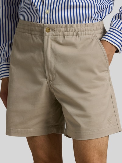 Męski model nosi Regular Fit Shorts aus Baumwoll-Mix od Polo Ralph Lauren, beżowy, gładka tkanina, logo, kieszenie, widok z przodu, zbliżenie na biodra