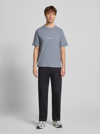 Męski model nosi T-Shirt mit Label-Stitching Modell 'NORREBRO' od Jack & Jones, bawełna, krój regular fit, przód w pełnej sylwetce