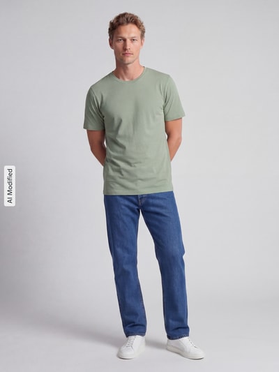 Männermodel trägt Regular Fit T-Shirt mit Rundhalsausschnitt von MCNEAL in Grün, reine Baumwolle, glatte Textur, Ganzkörperansicht von vorne.