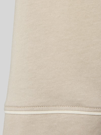 Produktfoto, Regular Fit Pyjama-Shorts mit elastischem Bund von Christian Berg Woman aus Baumwoll-Modal-Mix, Beinabschlüsse: mit Bordüre, cremefarben, weiche Oberfläche, Detailaufnahme.