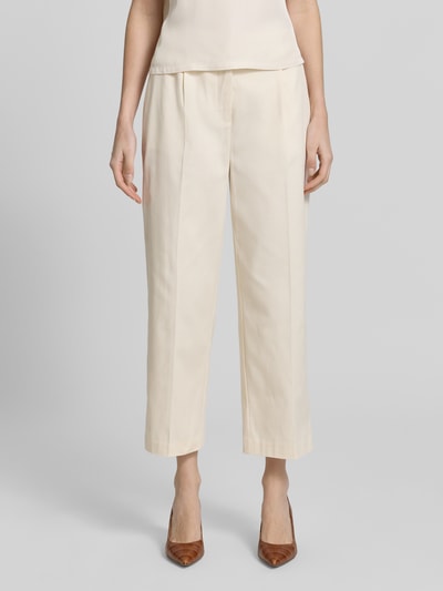 Vrouwenmodel draagt Cropped Hose mit Bügelfalten Modell 'Cisan Flow' van Someday in beige, katoen-elastaan mix, cropped fit, voorkant volledige lichaamsweergave.