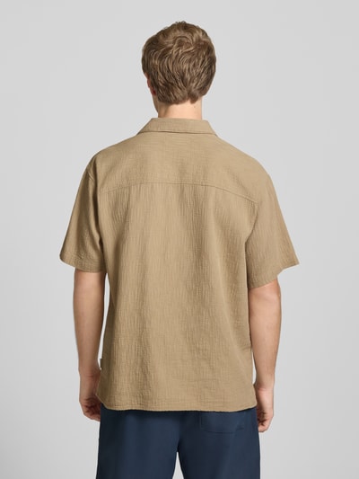 Männermodel trägt Regular Fit Freizeithemd mit Strukturmuster Modell 'MONTAUK' von Jack & Jones, Reine Baumwolle, Rückansicht, Ganzkörperansicht.