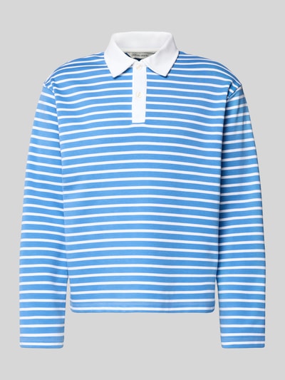Produktfoto, niebiesko-białe paski, długi rękaw, kołnierzyk i zapięcie na guziki, Relaxed Fit Poloshirt mit Knopfleiste Modell 'PERSSON' von Casual Friday, bawełna z domieszką wiskozy, długość tyłu w rozm. M: 66 cm