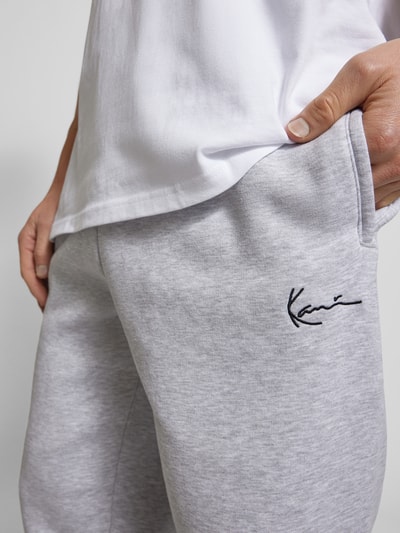 KARL KANI Relaxed Fit Sweatpants mit Label-Stitching Hellgrau Melange 3