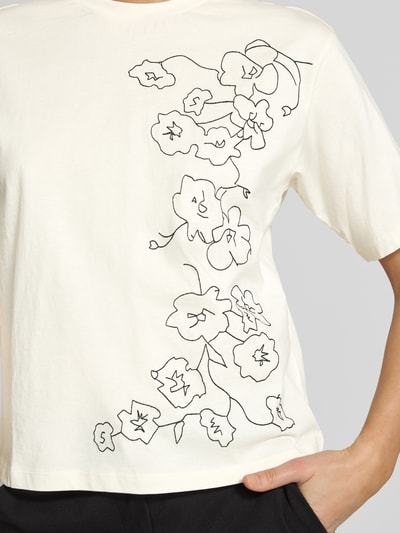 Vrouwenmodel draagt T-Shirt met Motiv-Stitching und Rundhalsausschnitt van JAKE*S STUDIO WOMAN, witte katoen, rechte fit, motiefstiksel voorop, detailopname bovenlichaam.