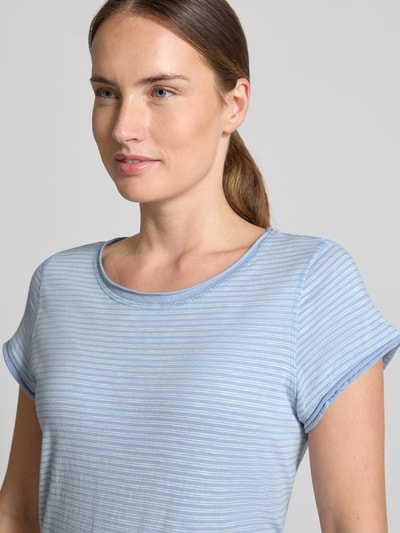 Frauenmodel trägt Regular Fit T-Shirt aus reiner Baumwolle von s.Oliver RED LABEL in Hellblau mit feinen weißen Streifen, Nahaufnahme Oberkörper.