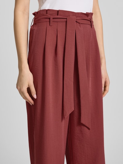 Frauenmodel trägt Regular Fit Bundfaltenhose aus Viskose-Mix Modell 'MARSA' von Only, Optik: Unifarben, Bindegürtel, Nahaufnahme Oberkörper.