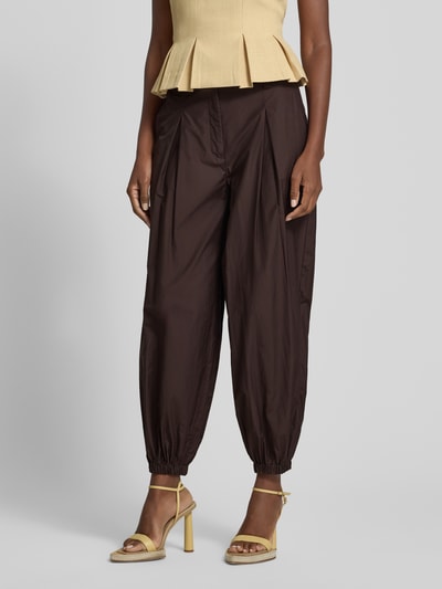 Vrouwenmodel draagt Barrel Fit broek uit katoenmix model 'ETIENNE JOGG' van Cambio, look: effen, high waist, steekzakken, labelapplicatie, boord elastisch, katoenmix. Detailopname onderlichaam.