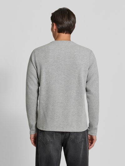 Männermodel trägt Regular Fit Sweatshirt mit Baumwoll-Anteil Modell 'MALIOR' von DRYKORN, Mieszanka materiałów z bawełną, krój regular fit, zapięcie na guzik, Długość tyłu w rozmiarze M: 63 cm, Długość rękawów w rozmiarze M: 69 cm, szary kolor, prosty fason, gładka faktura, Ganzkörperansicht Rückansicht