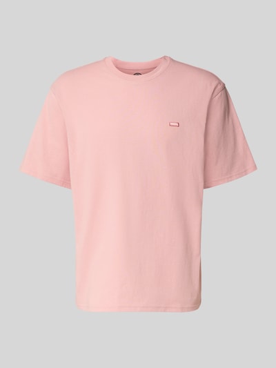 Produktfoto, T-Shirt mit Label-Detail und Rundhalsausschnitt von Dickies in Rosa, reine Baumwolle, Relaxed Fit, neutrale Oberfläche