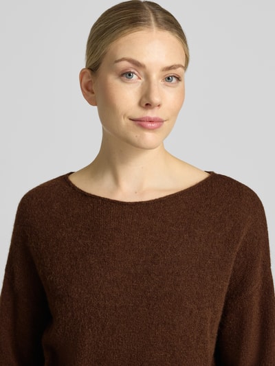 Frauenmodel trägt Regular Fit Pullover aus Alpaka-Mix mit Woll-Anteil Modell 'C_Follettino' von BOSS Orange in Braun, Damen Pullover, Nahaufnahme Oberkörper.