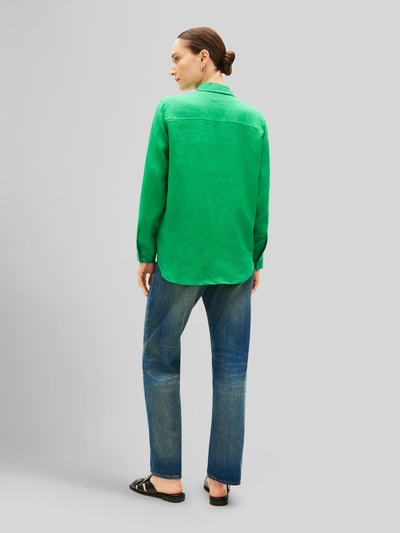 Frauenmodel trägt Relaxed Fit Langarmbluse aus reinem Leinen von Tommy Hilfiger in Optik: Unifarben, Ganzkörperansicht Rückansicht. Passform: Relaxed-Fit, Kragenform: Hemdkragen, Verschluss: Knopfleiste, Applikation: Logo-Stitching, Ärmelabschluss: Manschette, Rumpfabschluss: abgerundet, Materialverarbeitung: Flammgarn, Material: reines Leinen.
