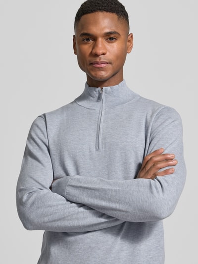 Mężczyznamodel nosi Strickpullover aus Lyocell-Mix mit Stehkragen von Profuomo, szary, krój regular fit, zamek, długość pleców 69 cm, długość rękawa 66 cm, zbliżenie na górną część ciała