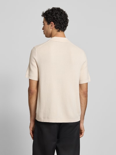 Männermodel trägt Regular Fit vrijetijdsoverhemd uit puur katoen van Marc O'Polo Denim, look: effen, knitwear, korte mouw, labelpatch; Ganzkörperansicht Rückansicht.