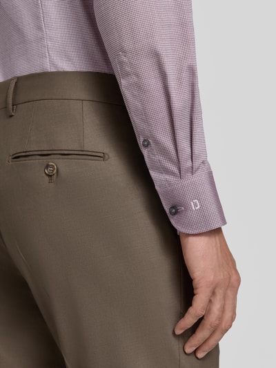 Männermodel trägt Body Fit Businesshemd aus Baumwoll-Mix von OLYMP in feinem Karo-Muster und braune Hose, Nahaufnahme Oberkörper Rückansicht, Herren Businesshemd von OLYMP Level 5.
