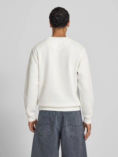 Männermodel trägt wit heren sweatshirt met ronde hals, materiaalmix met katoen, los model, ribboorden, JACK & JONES, ruglengte maat M 69 cm, mouwlengte maat M 68 cm, model 'BRADLEY', volledige lichaamsopname achteraan.