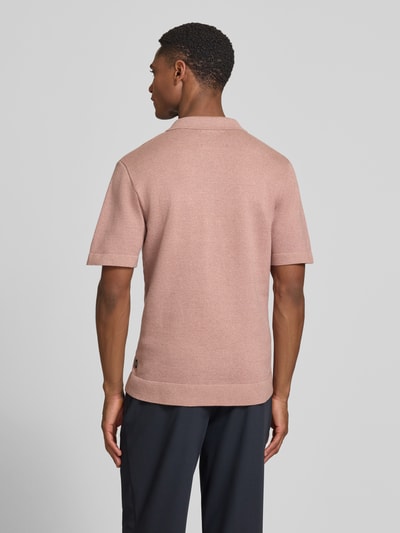 Männermodel trägt Regular Fit Poloshirt mit Reißverschluss Modell 'MILANO' von Jack & Jones Premium in Rosa, Rückenansicht, Bio-Baumwoll-Mix.
