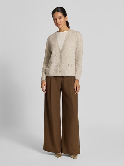 Frauenmodel trägt Cardigan mit Zierknöpfen von s.Oliver BLACK LABEL in Strickoptik mit durchgehender Knopfleiste und V-Ausschnitt, Ganzkörperansicht von vorne.